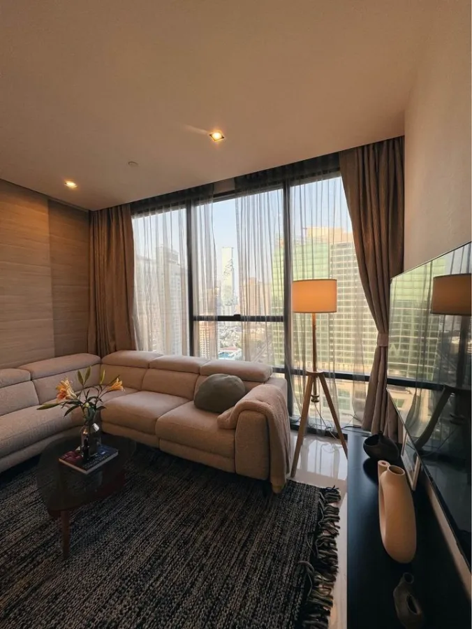ให้เช่า The Bangkok Sathorn ห้องกว้างขวาง ตกแต่งเรียบหรู น่าอยู่มาก โซฟาหนานุ่มนั่งสบายสุดๆ จองเลย