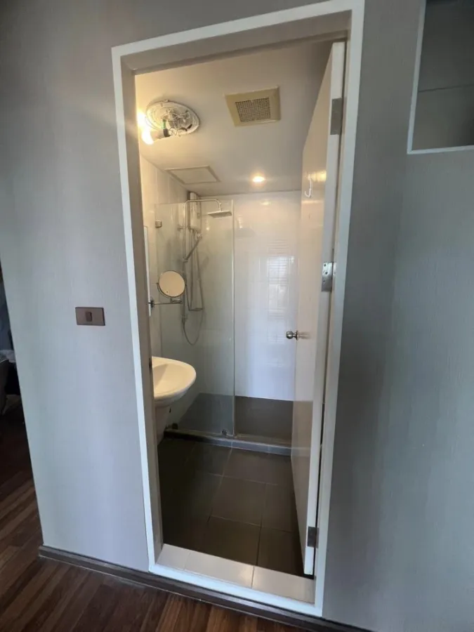 ขาย คอนโด ยู รัชโยธิน ชั้น 8 Private Zone วิวรถไฟฟ้า ห้องเฟอร์ครบ ติดวอลเปเปอร์ทั้งห้อง จองเลย ด่วนๆ