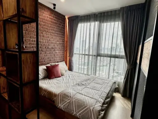 For rent, Ideo Q Chula-Samyan, 30th floor, very good city view. Room with beautiful wall decorations Fully furnished, don't miss it.