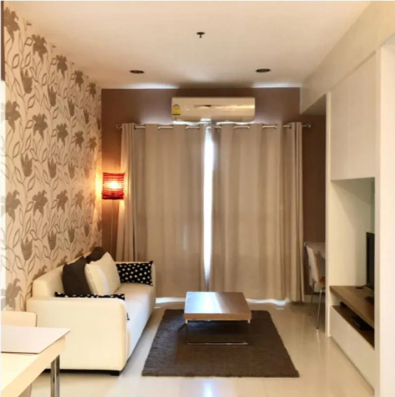 For rent, Q house Condo Sathorn 1 bedroom 47.5, beautiful pattern wallpaper, bright room color, clean, new room, comfortable, urgent.