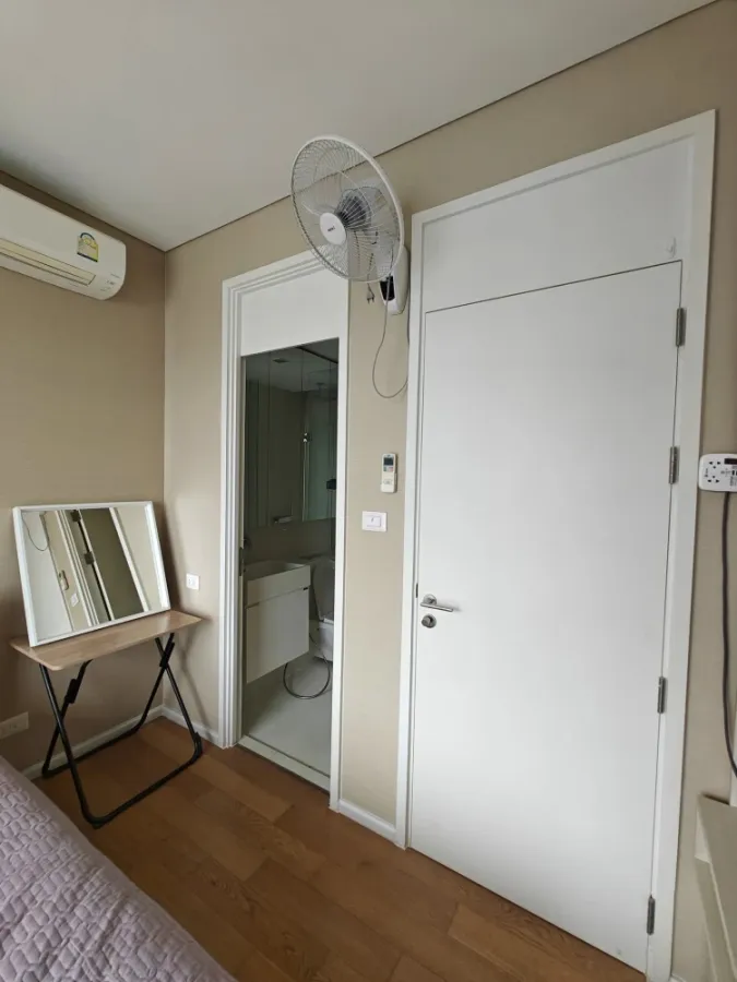 For sale, for rent!! Condo The Saint Residences, 32nd floor, Building C, convenient transportation, good price, hurry and book now!!
