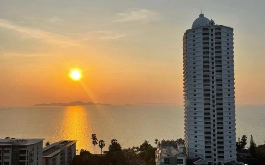 ขาย The Riviera wong amat Beach คอนโดตั้งอยู่ใกล้กับ หาดวงอามาตย์ 100 เมตร เห็นวิวทะเลสวย จองก่อนได้ก่อน