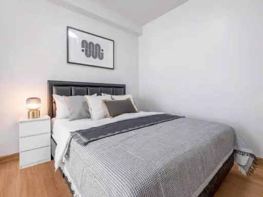 Urgent sale! Supalai Park Khaerai - Ngamwongwan, beautifully decorated unit in a calming white color scheme. Affordable price. Buy now!