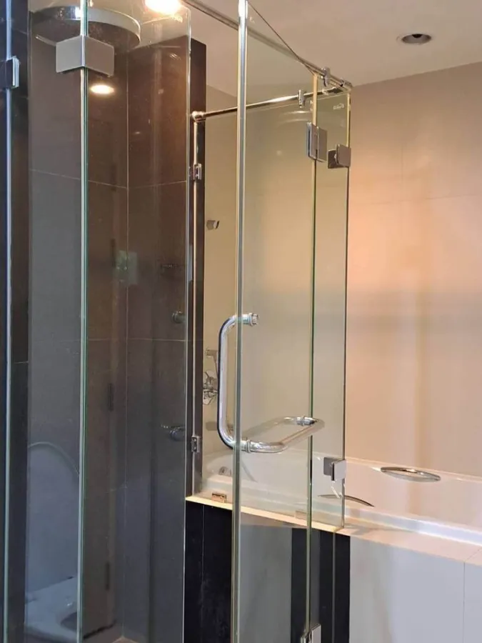 For rent: The Crest Sukhumvit 24, spacious room, comfortable to live in, complete with furniture and electrical appliances. Hurry and reserve now.