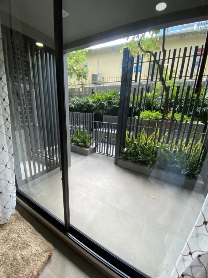 For rent/sale!! Condo Klass Sarasin-Rajdamri The room is decorated very nicely. Fully furnished, near BTS, ready to move in!!