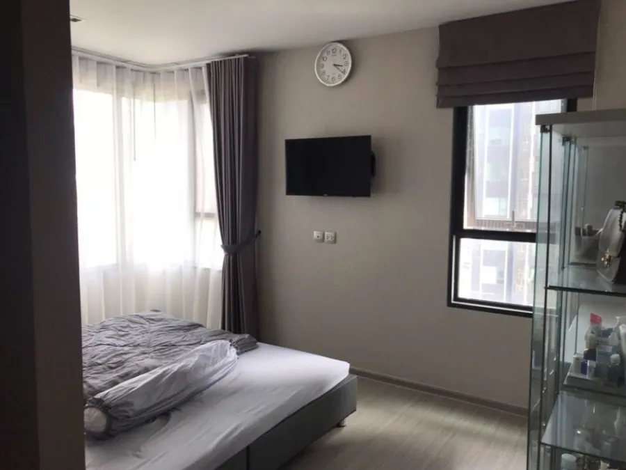 ขาย ห้องชั้น 17 ขนาด 2 ห้องนอน 2 ห้องน้ำ ตกแต่งผนังวอลเปเปอร์อย่างดี สวยคุ้มจองเลย ที่ Life Ladprao