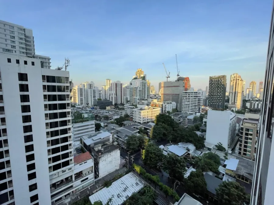 ให้เช่า Muniq Sukhumvit 23 ชั้น 15 ห้องตกแต่งอย่างดี โซฟาหนังนั่งสบาย เตียงนอนใหญ่น่านอนสุดๆ จองเลย