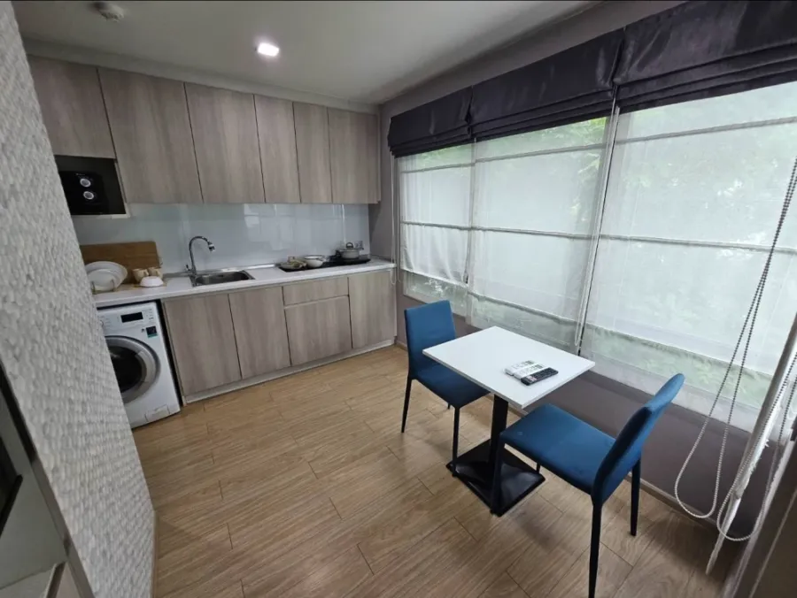 For sale, for rent, Winn Condo Phahon Yothin 52, quiet corner room, with awesome wallpaper throughout the room, very worth booking.