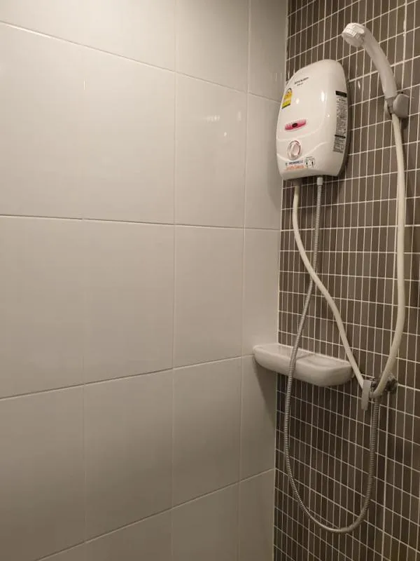 KAVE CONDO ห้องใหม่ให้เช่า ราคาไม่แพง! ติดวอลเปเปอร์ทั้งห้องด้วย พร้อมย้ายได้เลย นัดดูห้องจริงเลยมั้