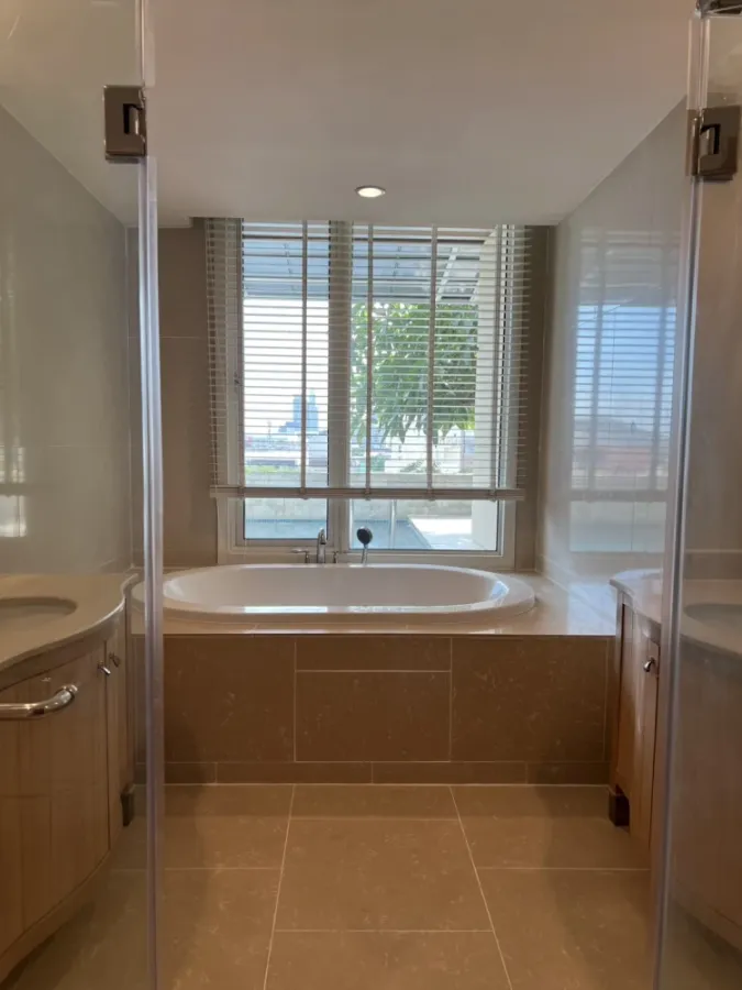 For sale: The Empire Place Sathorn, ready to move in, fully furnished, spacious and comfortable room, suitable for a family. Reserve now!