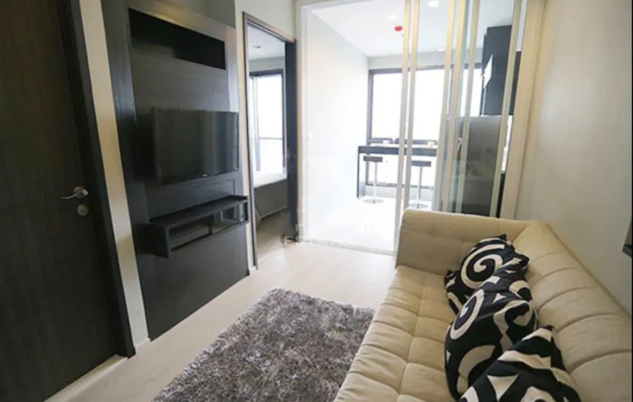 Condo for rent, Rhythm Sukhumvit 44/1, 16th floor, good view, in the heart of the city, convenient to travel, ready to move in. If you are slow, you will miss it!