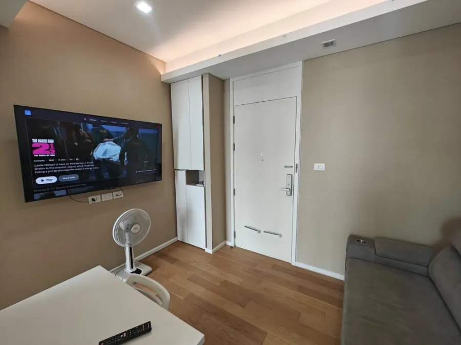 For sale, for rent!! Condo The Saint Residences, 32nd floor, Building C, convenient transportation, good price, hurry and book now!!