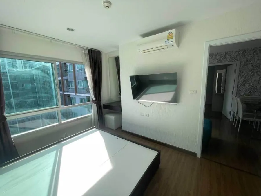 Condo for sale, Hallmark Chaengwattana, 7th floor, Building B, decorated with wallpaper. Swimming pool view Hurry and reserve now.