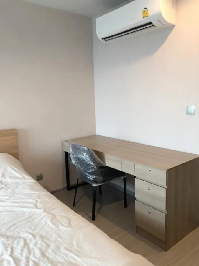 For rent: Life Ladprao, corner room, wall attached to one other room, very high floor, beautiful city view, move now, don't hesitate.
