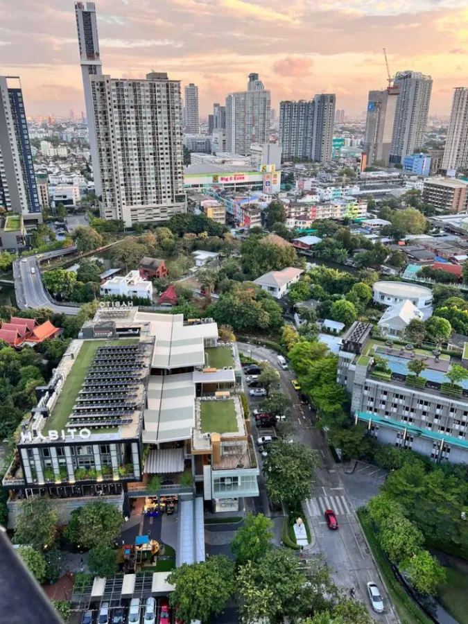 For Sale/Rent Urgent!! Condo The Base Park East, 24th floor, fully furnished, ready to move in, don't miss it!!