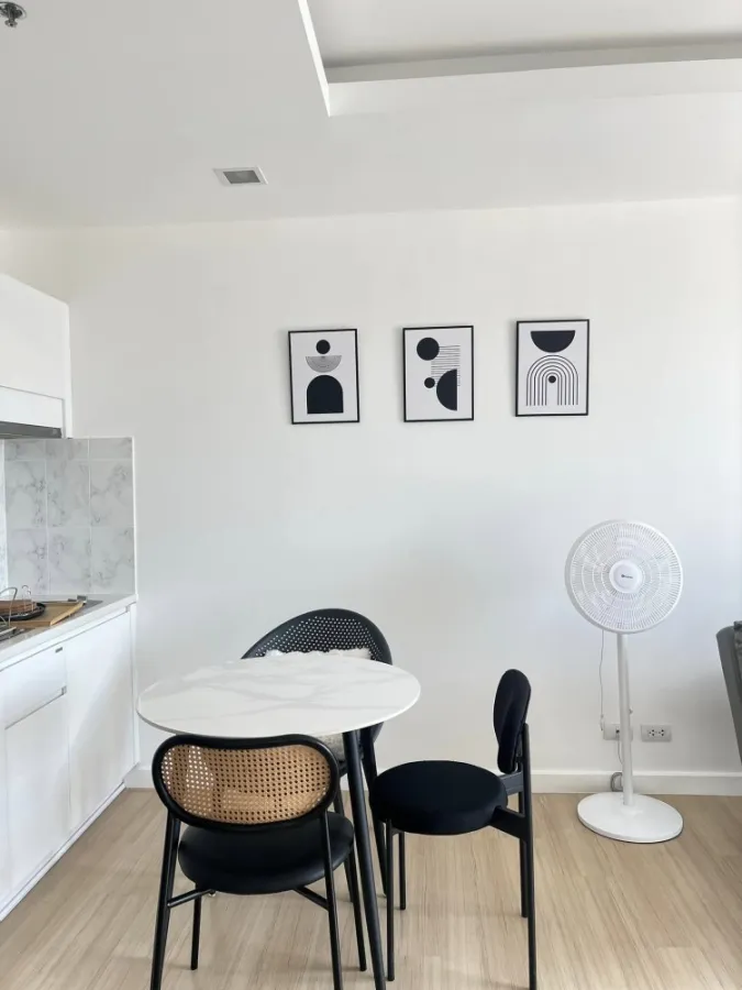 For rent: Thru Thonglor, beautifully decorated room, white tone, easy on the eyes, affordable price, hurry and reserve now, don't miss out.