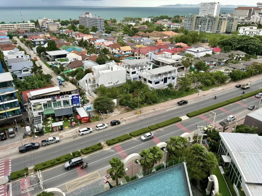 For rent: The Riviera Ocean Drive, spacious room with plenty of usable space, comes with a private Jacuzzi on the balcony, great location, book now!