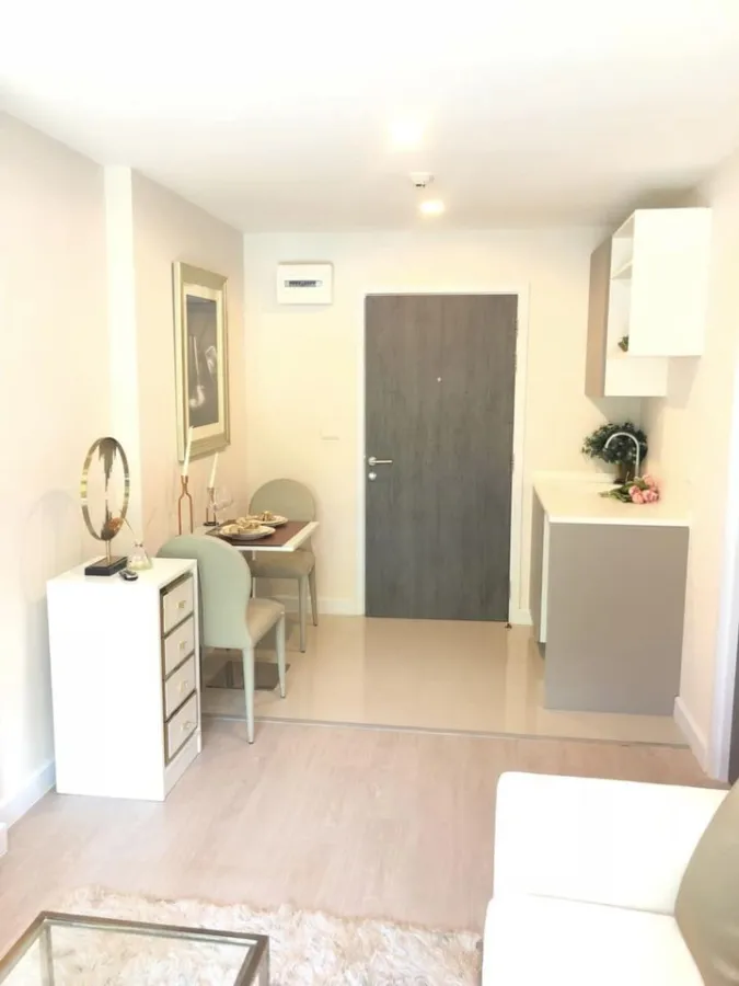 Condo for sale, rent, Metro Luxe Phahon Yothin-Suthisan. Nicely decorated room, complete with built-ins.