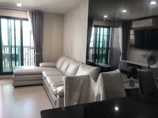 Selling a room on the 17th floor, size 2 bedrooms, 2 bathrooms, well decorated wall wallpaper. Beautiful and worth it. Book now at Life Ladprao.