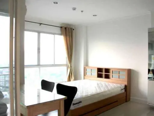 Lumpini Place Ratchayothin Condo next to BTS for rent, 1 bedroom, complete facilities. The price is attractive.
