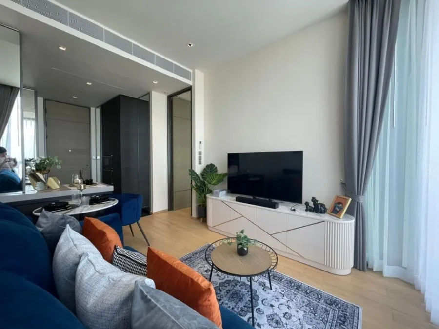 For rent urgently!! Condo 28 Chidlom, High Rise Condo, Super Luxury level, ready to move in. Don't miss it!!