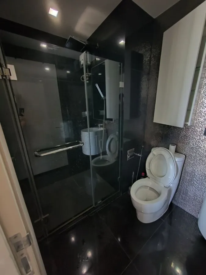 Condo for sale, Rhythm Sukhumvit 36-38, decorated with wallpaper. The view of the swimming pool is very nice. Buy it now.