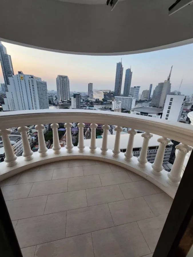 For sale or rent State Tower Condominium, luxury condo in the heart of the city. Decorated with good furniture, luxurious Buit-In, book now.