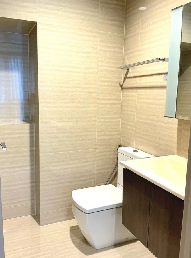 Spacious and comfortable condo for rent at THE LINE Asoke Ratchada, fully furnished and equipped with appliances. Ready to move in immediately.