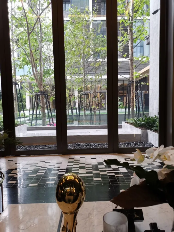 For rent, 28 Chidlom, 16th floor, beautiful room, luxurious decoration, well furnished, I can say that it's very nice to live in. Book now.