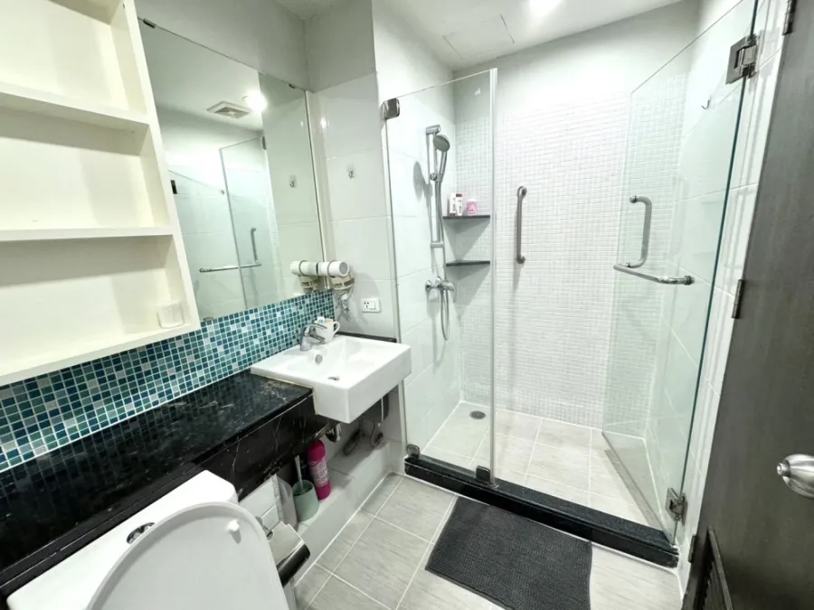 For rent, Diamond Ratchada, bright tone room, comfortable to the eye, very nice to live in. Complete with furniture Just come and move in.