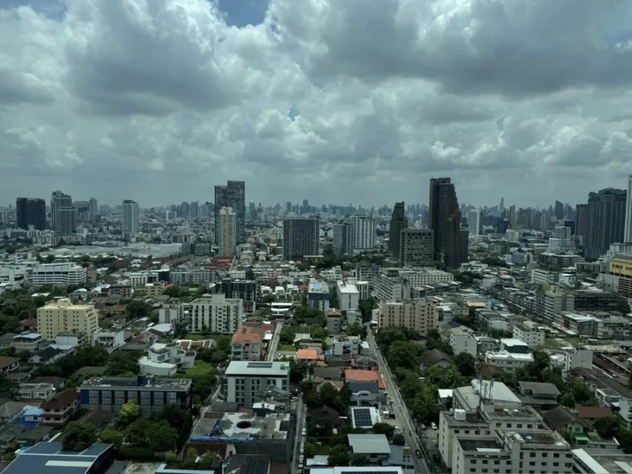 For rent: Abstract Phahonyothin Park, very high floor, wallpaper all over the room. You'll regret it if you miss it.