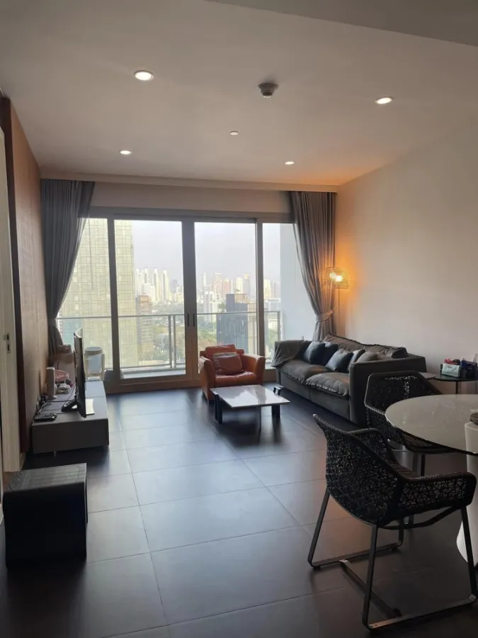 For rent, 185 Ratchadamri, the most popular furniture, full of huge wardrobes. The room is ready Hurry up to reserve now.