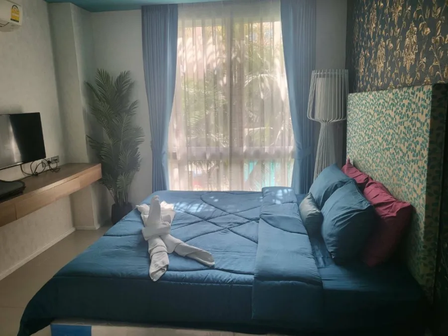 For rent: Atlantis Condo Resort Pattaya, 3rd floor, pool view, fully furnished. Install wallpaper throughout the room. Reserve now.