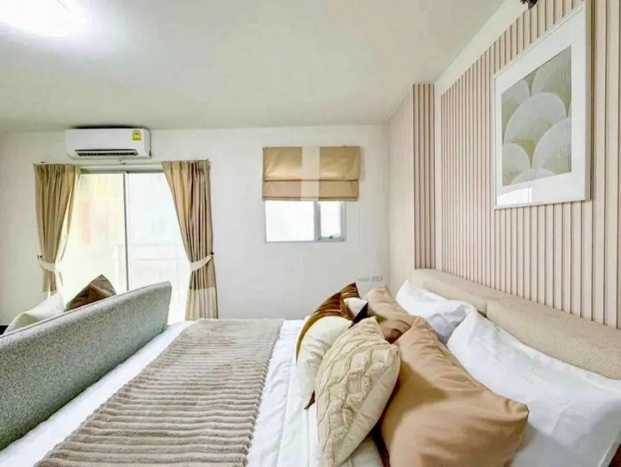 For rent: The Escape Condominium, Sukhumvit 101/1, decorated with beautiful wallpaper, fully furnished, hurry and book now.
