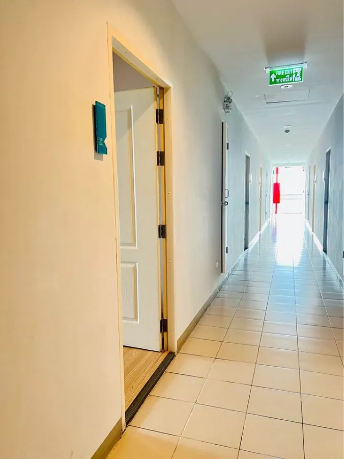 ขาย เดอะคิทท์ ไลท์ บางกะดี-ติวานนท์ ติดวอลเปเปอร์ทั้งห้อง เฟอร์ฯครบชุด มีตู้เสื้อผ้าหลังใหญ่ จองด่วน