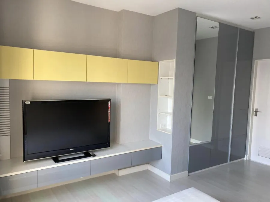 For rent, The Room Ratchada-Ladprao, spacious view, cool breeze Install wallpaper well. Hurry up to reserve.