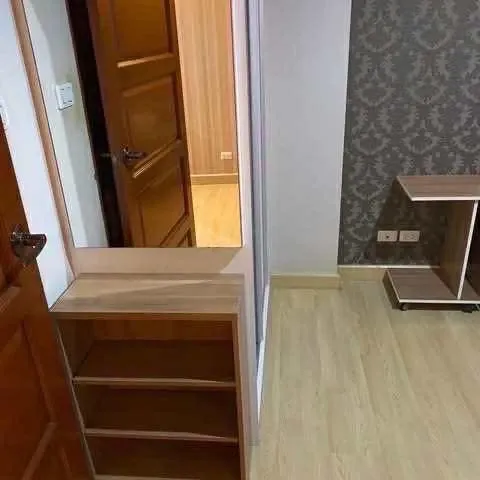Emerald Residence Ratchada for sale, corner unit, very private, wallpapered throughout, built-in, complete with appliances, ready to move in.