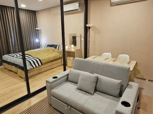 For rent, XT Phayathai, room decorated with wood tones. Looks very warm and livable. There is a good sofa bed. If you miss it, you'll regret it.