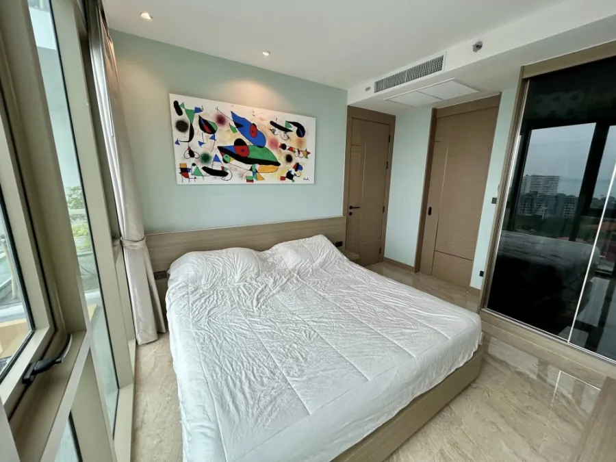 For rent: The Riviera Ocean Drive, spacious room with plenty of usable space, comes with a private Jacuzzi on the balcony, great location, book now!