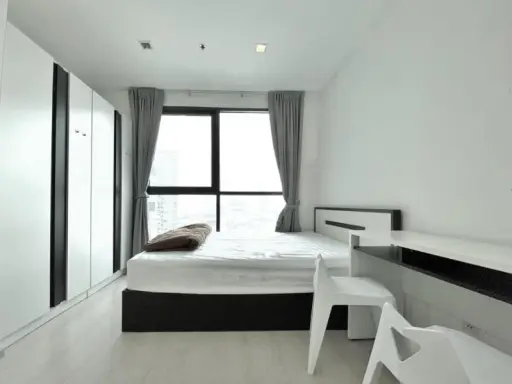 For Rent ideo mobi sathorn-taksin, fully furnished room, great view, pool view, city view, good price, don't be late, hurry up.