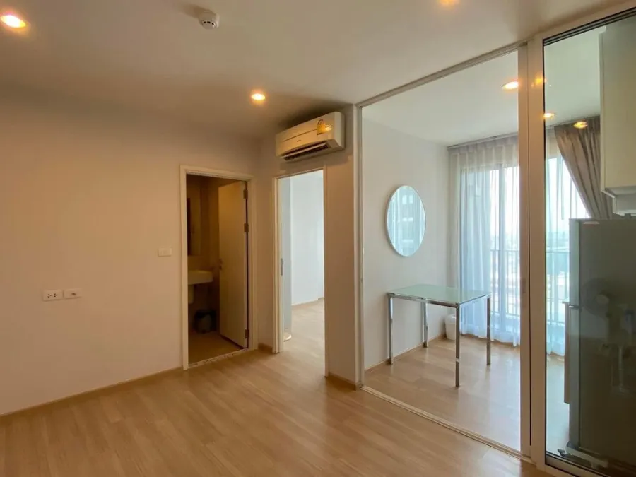 Condo for sale, The Base Chaengwattana, built-in kitchen in minimalist style Comes with a lot of extras. Hurry up to reserve.