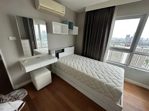 For rent: Belle Grand Rama 9, high floor, spacious room with big screen TV. Movie lovers, don't miss out, book now!