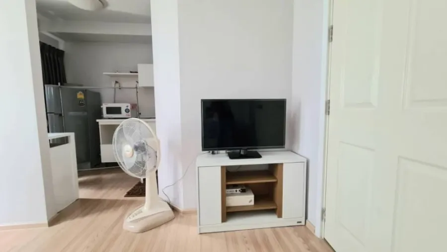 For rent: Plum Condo Lat Phrao 101, room decorated simply. Great built-in bed, complete set of furniture. Book now, don't miss it.