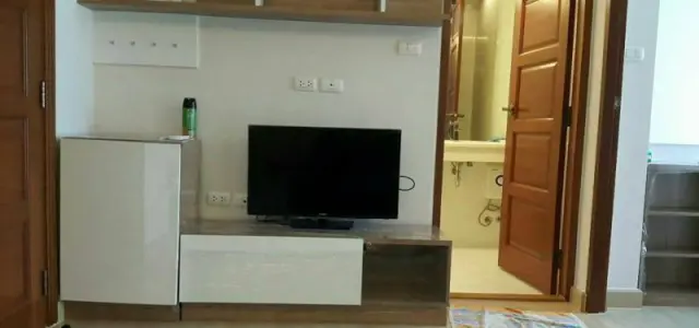 อากาศถ่ายเท ห้องเย็นสบาย พร้อมเฟอร์และเครื่องใช้ไฟฟ้าครบชุด Emerald Residence Ratchada ให้เช่าจ้า!! images