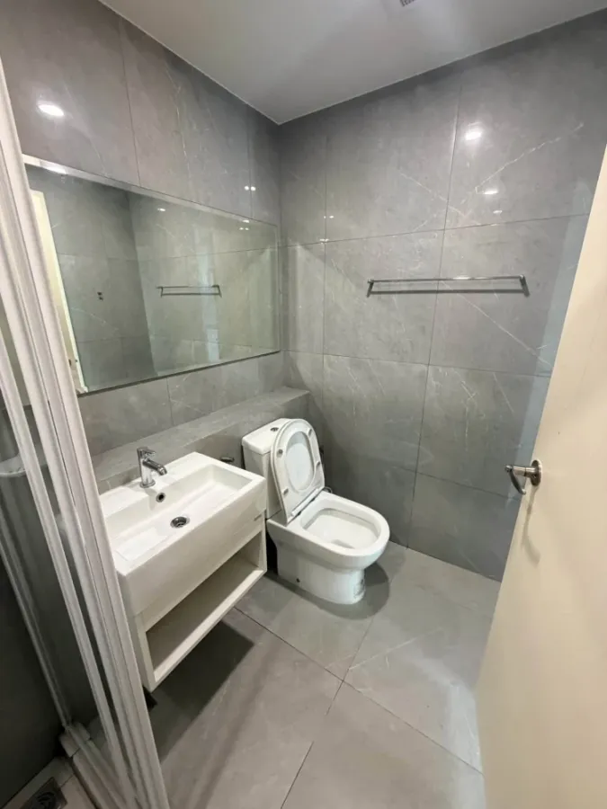Blue Phaholyothin 35 condo for rent. Ready to move in, fully furnished. Just bring your belongings and you can occupy the entire unit. Don't miss out!