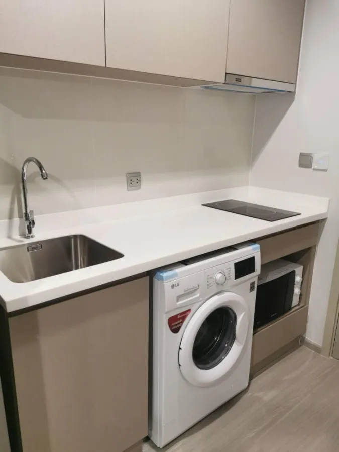 For rent, Life Ladprao, 30th floor, highest, great city view. The built-in is too beautiful to resist the entire room. Good like this, reserve now.