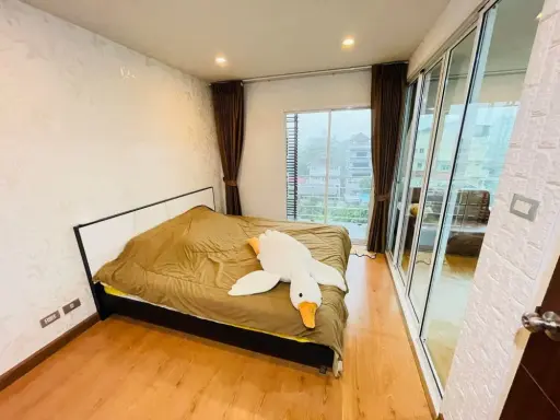 For rent, Tourmaline Gold, Sathorn-Taksin, fully furnished room. There are no big buildings obscuring the view. Hurry up and book now.