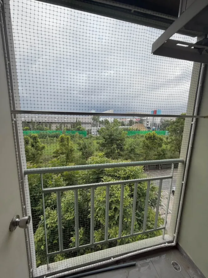 For rent: Lumpini CondoTown Romklao – Suvarnabhumi, 4th floor unit. High-quality wallpaper installed. Don't miss this opportunity!