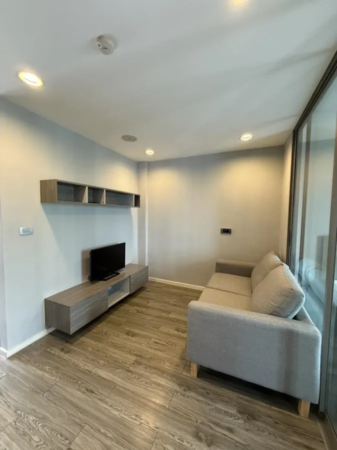For sale: Modiz Ladprao 18, 8th floor (top floor) with rooftop/sky level, fully furnished, ready to move in.