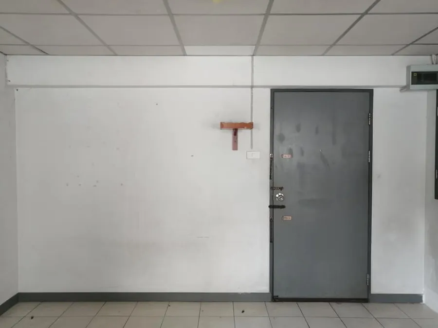 For sale Lumpini Center Happyland Phase 1-4, empty room, low price, easy on the wallet. If anyone is interested, hurry and reserve now.